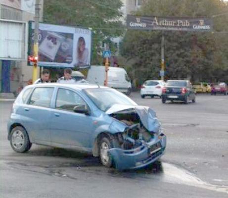 Coliziune pe bulevardul Mamaia: un şofer a ignorat culoarea roşie